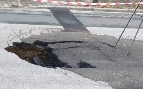 Si apre una voragine in strada, tecnici sul posto