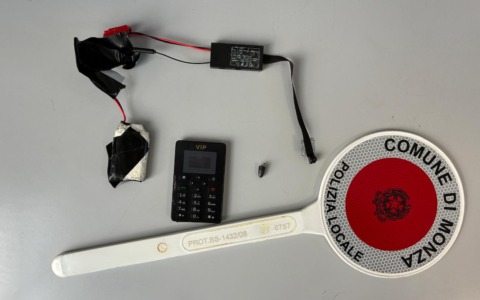 All’esame di guida con microcamera e auricolare: denunciato