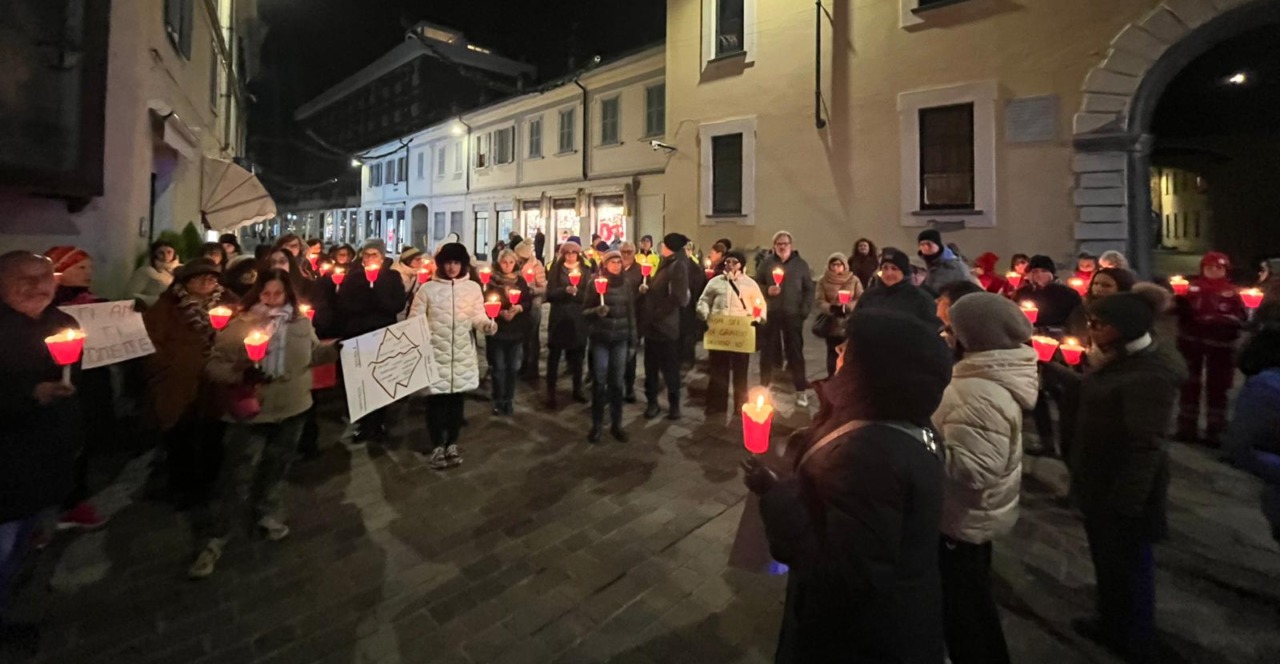 In marcia con fiaccole e fischietti per dire “basta” alla violenza sulle donne