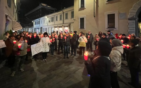 In marcia con fiaccole e fischietti per dire “basta” alla violenza sulle donne