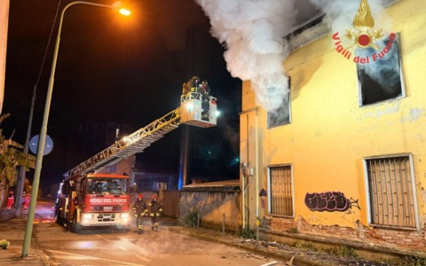 Incendio nello stabile abbandonato, pompieri in azione nella notte