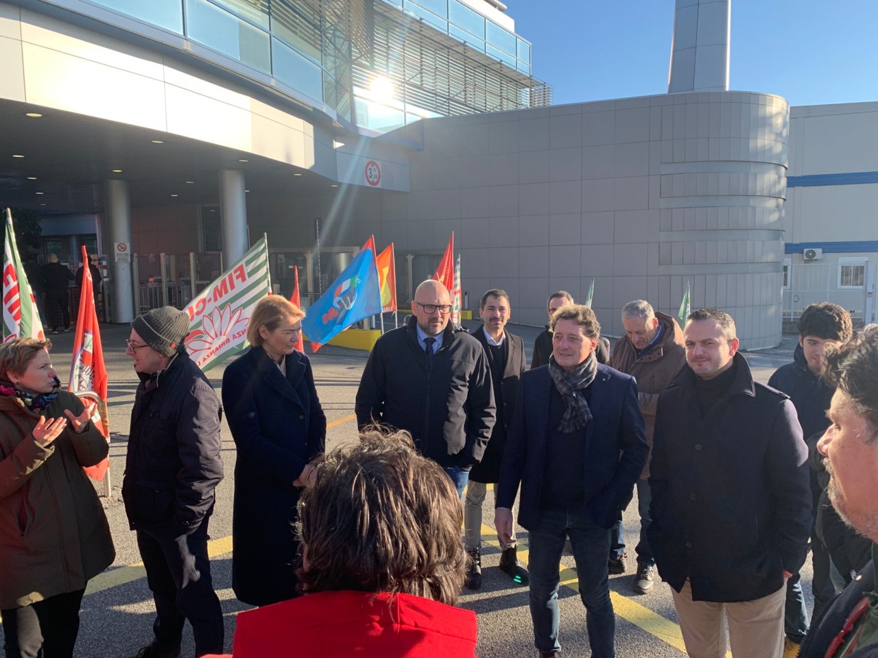 I consiglieri regionali del Pd incontrano lavoratori e sindacati davanti alla St Microelectronics