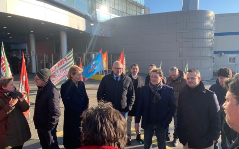 I consiglieri regionali del Pd incontrano lavoratori e sindacati davanti alla St Microelectronics