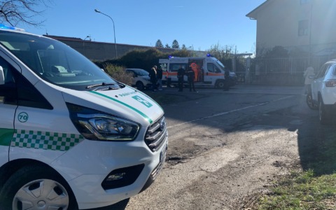 Caduta rovinosa in strada, anziano in ospedale
