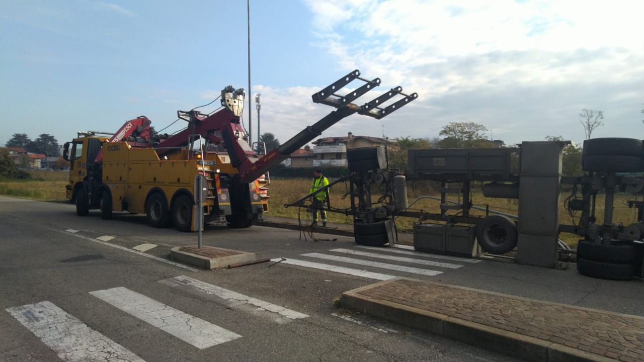 Si ribalta il rimorchio del camion, interviene l’autogrù per “raddrizzarlo”