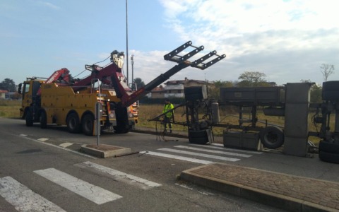 Si ribalta il rimorchio del camion, interviene l’autogrù per “raddrizzarlo”