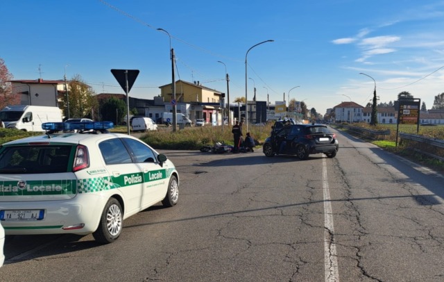Incidente tra auto e moto, 17enne in ospedale