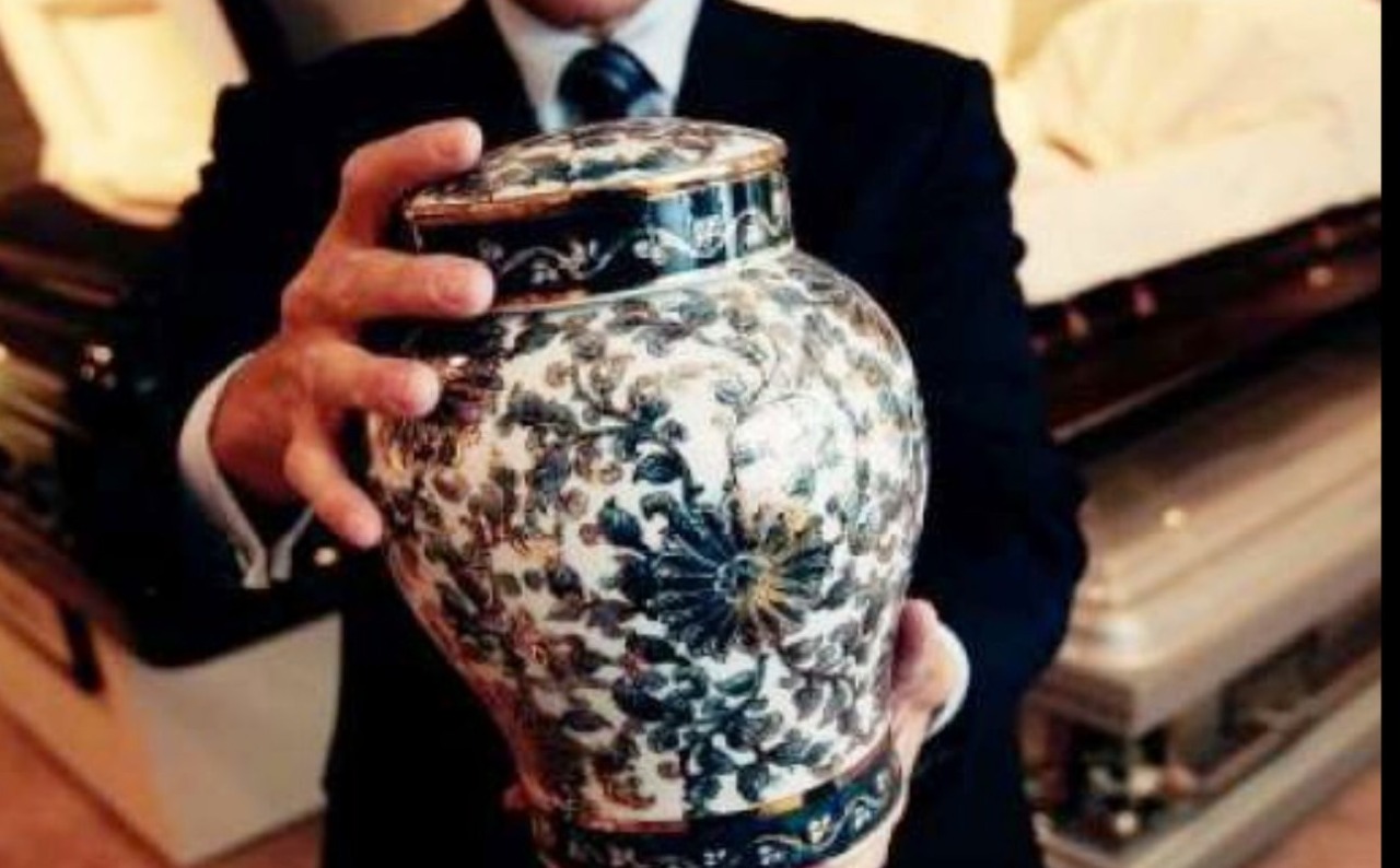 «Ceneri, niente dispersione e urne in casa», le nuove linee guida