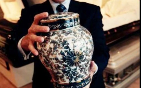 «Ceneri, niente dispersione e urne in casa», le nuove linee guida