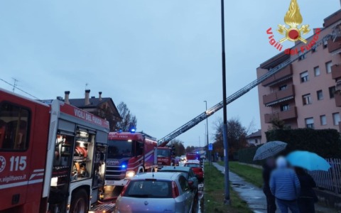 Appartamento completamente avvolto dalle fiamme, evacuato lo stabile