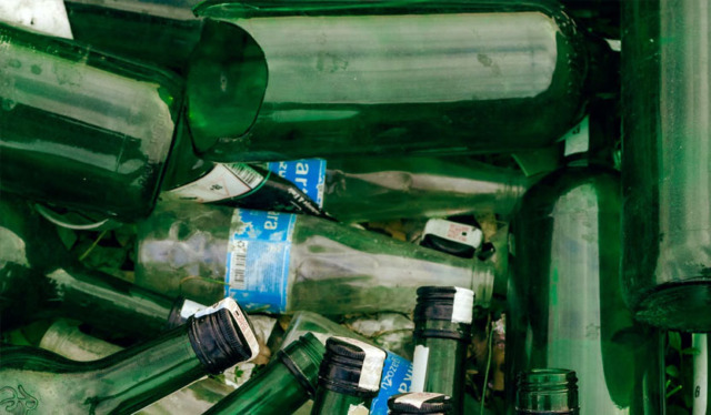 Bidone del vetro non ritirato: “E’ troppo pesante”. Il caso a Carate Brianza