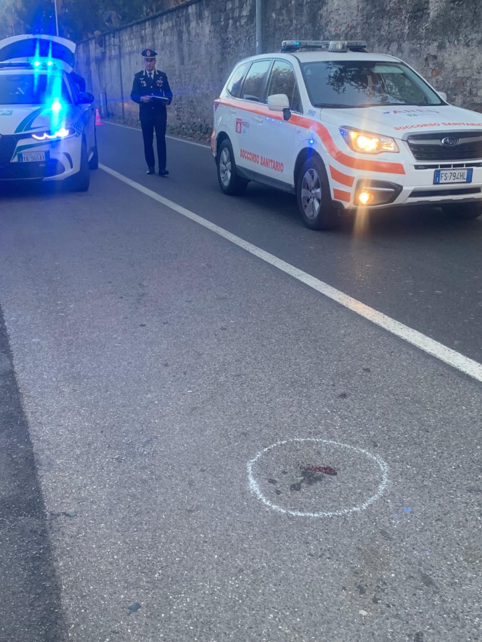 Si sente male e cade dalla bici, 73enne gravissimo in ospedale