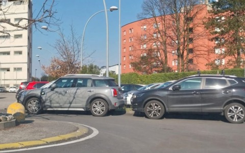 Sosta irregolare in ospedale: scatta il pugno duro
