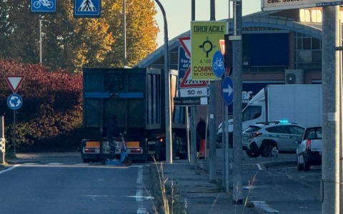Tir in panne all’incrocio, traffico in tilt