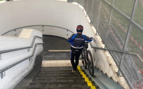 Sulle rampe del sottopasso nuove canaline per le bici