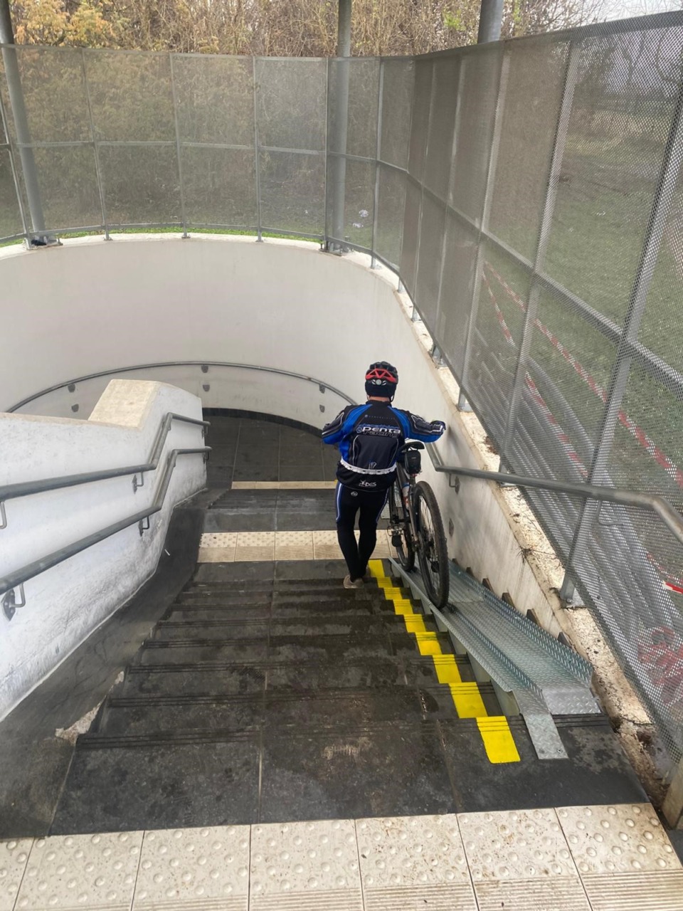 Sulle rampe del sottopasso nuove canaline per le bici