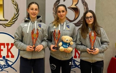 Sara della Brianzascherma sul podio con le compagne Anita e Agnese