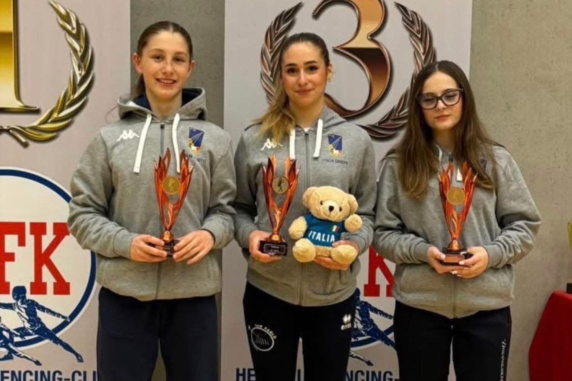 Sara della Brianzascherma sul podio con le compagne Anita e Agnese