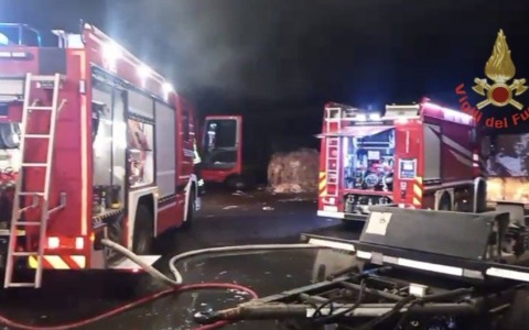 Incendio in un capannone: le fiamme partite da un macchinario