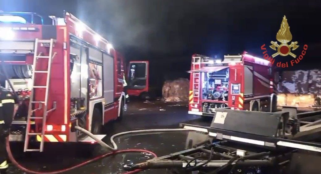 Incendio in un capannone: le fiamme partite da un macchinario