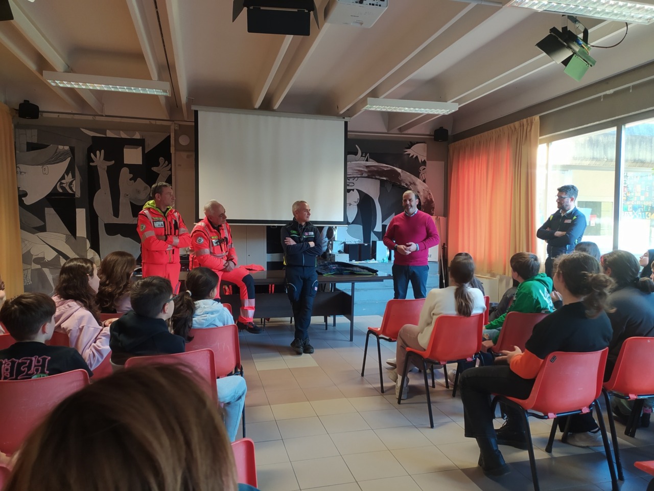 Dopo il malore, il prof è tornato a scuola: «E’ merito di tutti voi se oggi sono vivo»