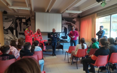 Dopo il malore, il prof è tornato a scuola: «E’ merito di tutti voi se oggi sono vivo»