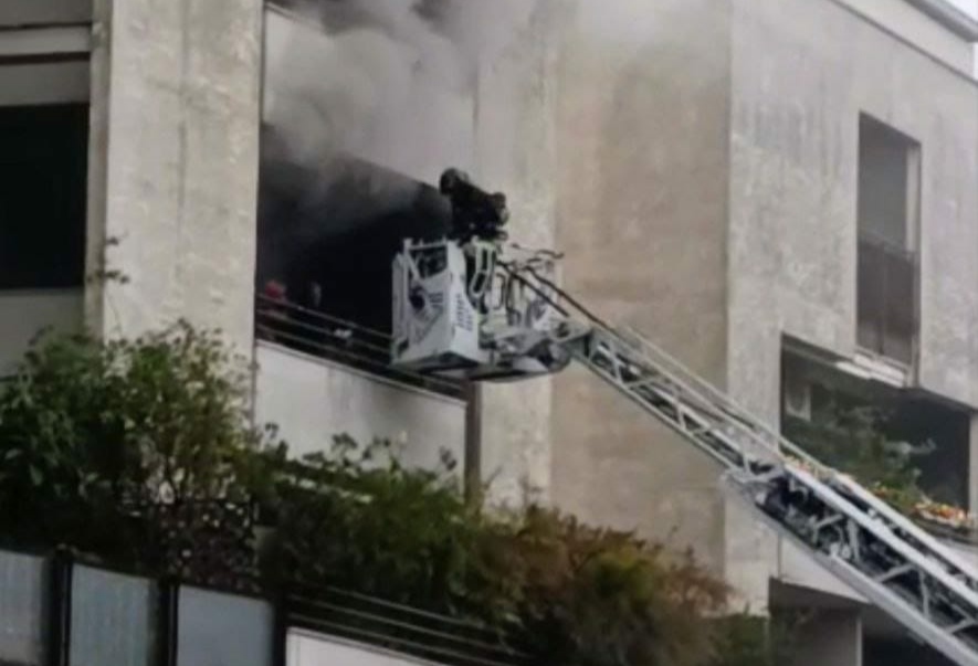 Appartamento a fuoco, due persone salvate dai pompieri