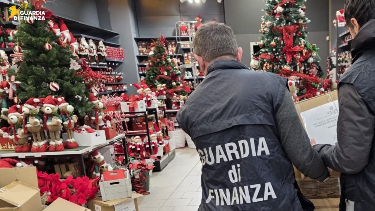 Controlli della Guardia di Finanza: sequestrati migliaia di prodotti tra cui giochi e addobbi di Natale