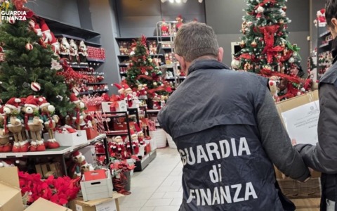 Controlli della Guardia di Finanza: sequestrati migliaia di prodotti tra cui giochi e addobbi di Natale