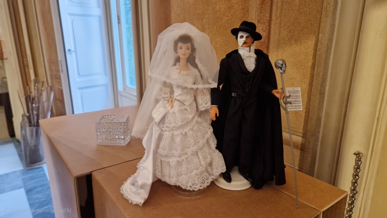 Anche le Barbie dolls esposte in Villa Borromeo fanno litigare Bono e Colombo