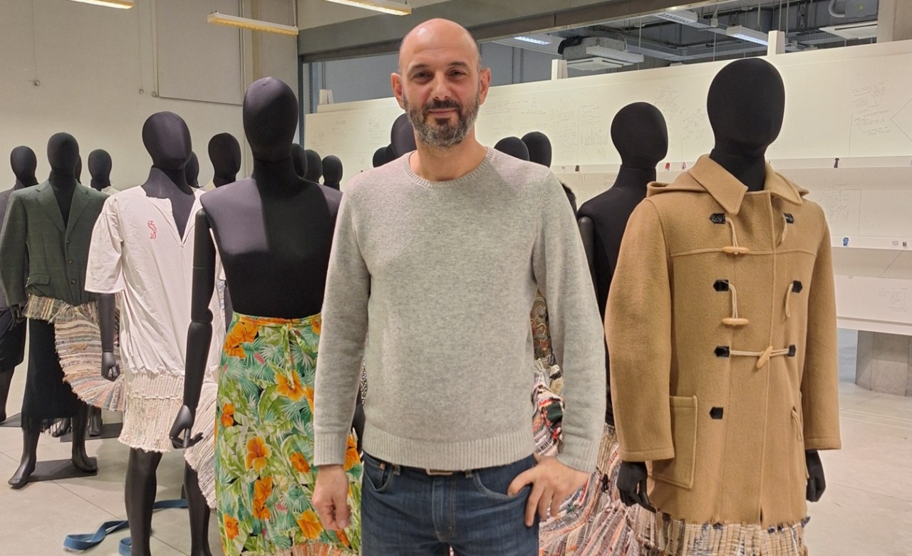 Il grande abito-monumento dell’artista monzese in mostra a Milano