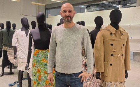 Il grande abito-monumento dell’artista monzese in mostra a Milano