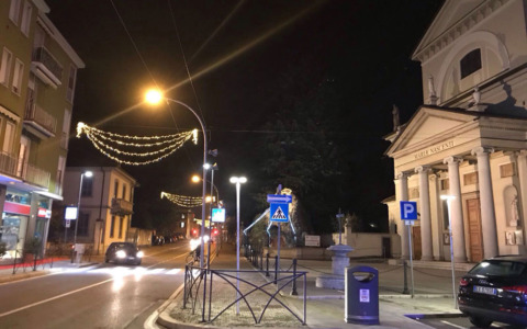 E luce fu: la Giunta ci ripensa, spegne le polemiche e accende il Natale