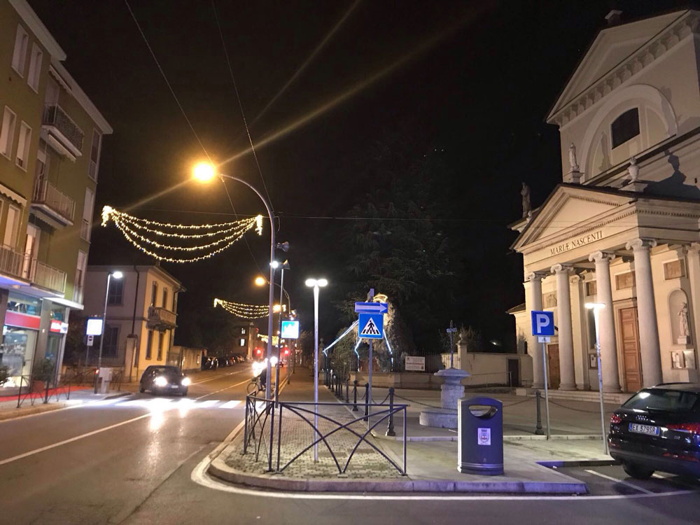 E luce fu: la Giunta ci ripensa, spegne le polemiche e accende il Natale