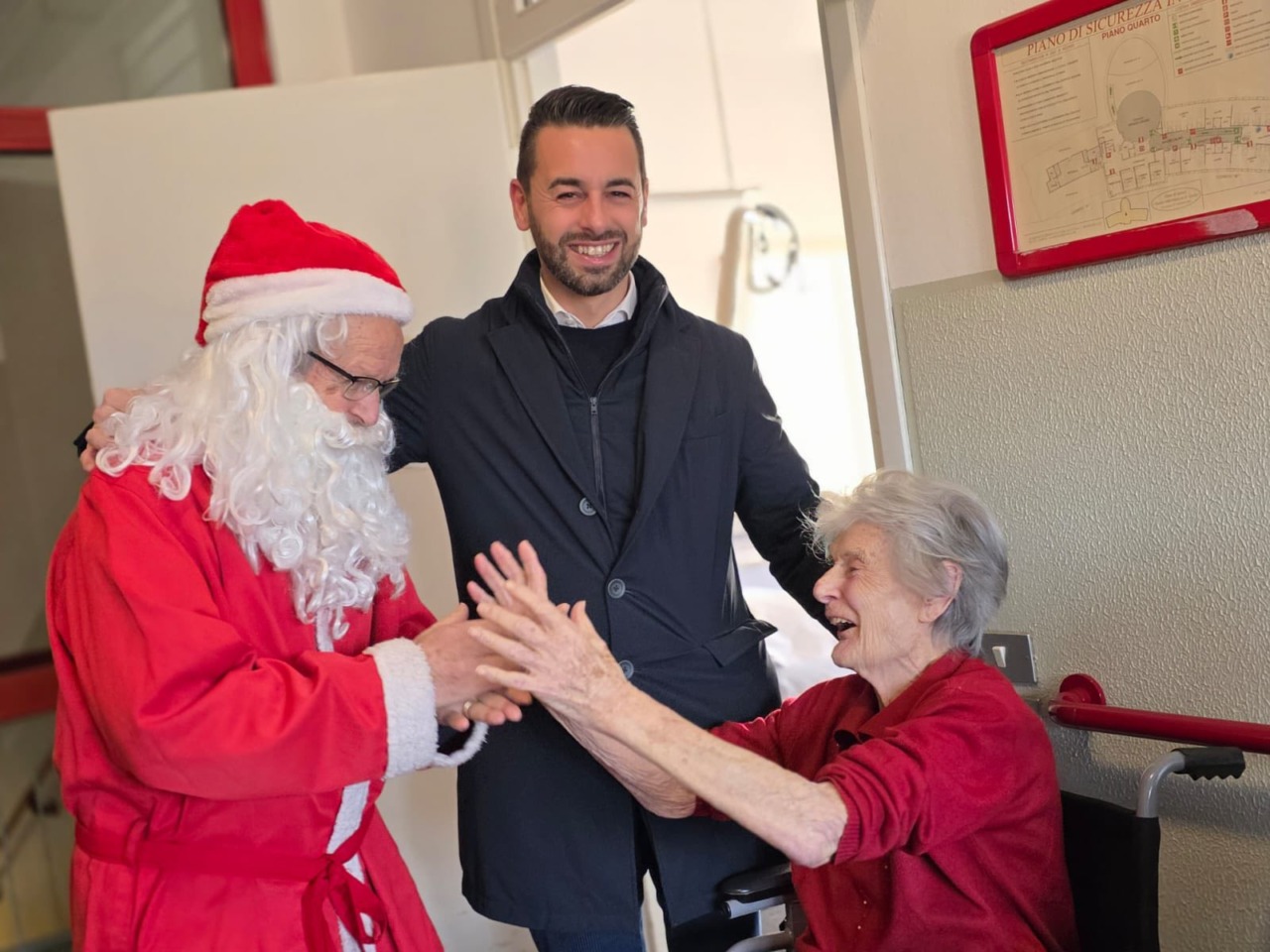 Il Babbo Natale dei Marciacaratesi regala sorrisi alle Rsa di Carate Brianza