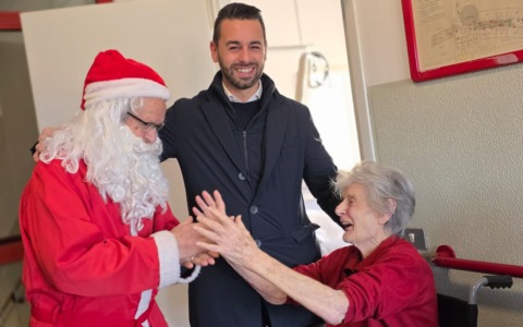 Il Babbo Natale dei Marciacaratesi regala sorrisi alle Rsa di Carate Brianza