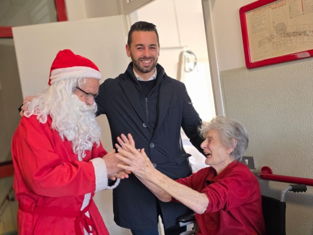 Il Babbo Natale dei Marciacaratesi regala sorrisi alle Rsa di Carate Brianza
