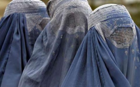Stop al burqa negli edifici pubblici, ma l’accostamento con i femminicidi fa arrabbiare Pd e «Vivi»