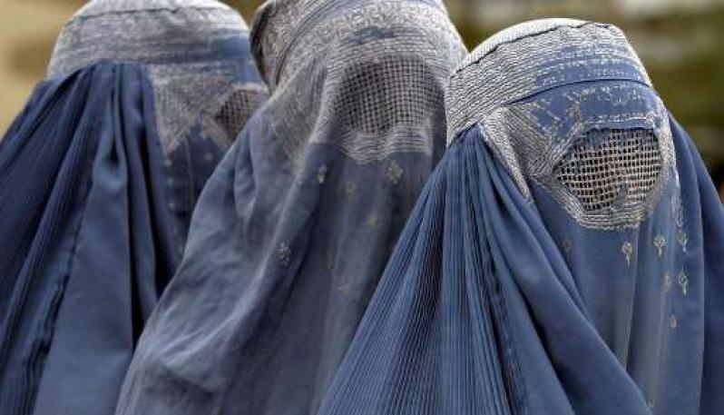 Stop al burqa negli edifici pubblici, ma l’accostamento con i femminicidi fa arrabbiare Pd e «Vivi»