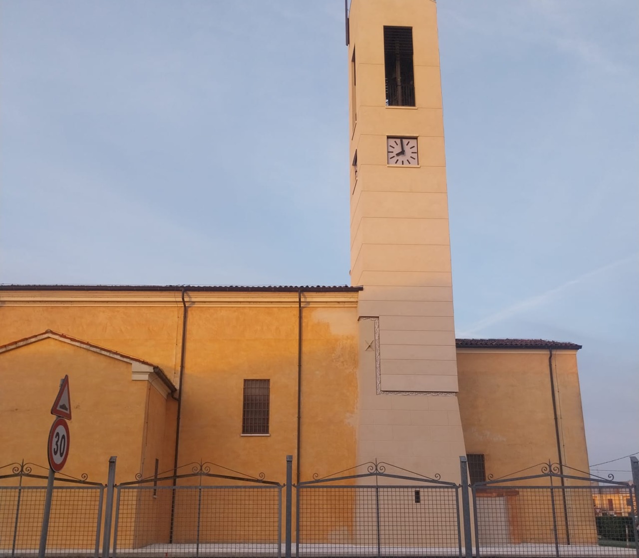 Il campanile di Bondanello torna a ergersi a 13 anni dal sisma che lo abbatté
