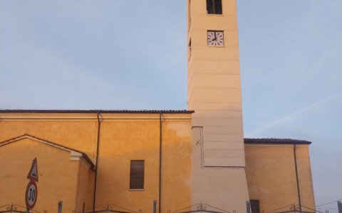 Il campanile di Bondanello torna a ergersi a 13 anni dal sisma che lo abbatté