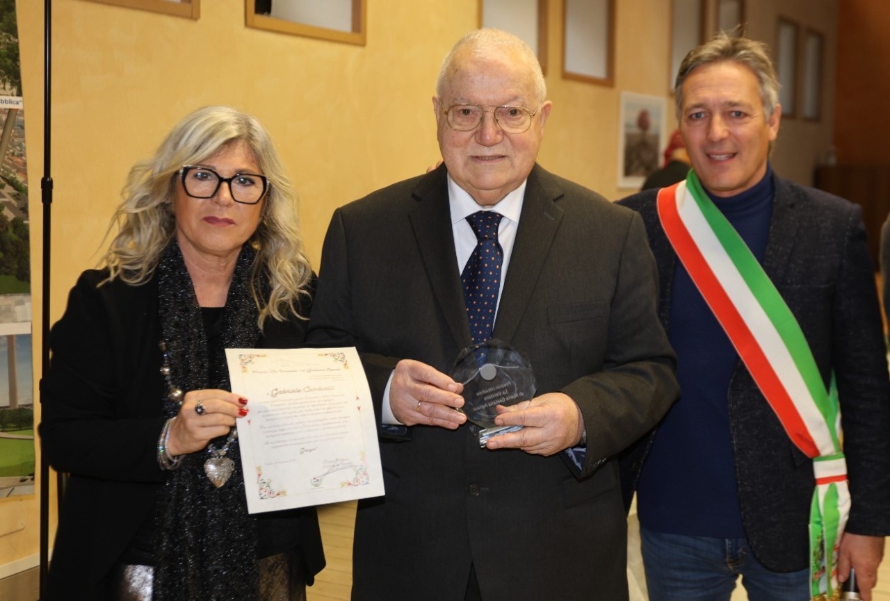 Premio Versiera al dottor Cambielli: «Punto di riferimento per la comunità»