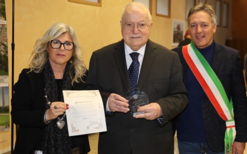Premio Versiera al dottor Cambielli: «Punto di riferimento per la comunità»