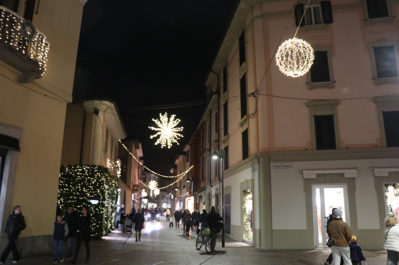 Le luminarie della discordia. Critiche dalle minoranze, Rossi: «Percezioni diverse»