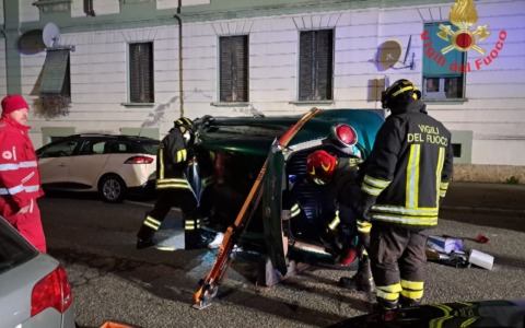 Urta le auto in sosta e si ribalta, soccorso un 25enne