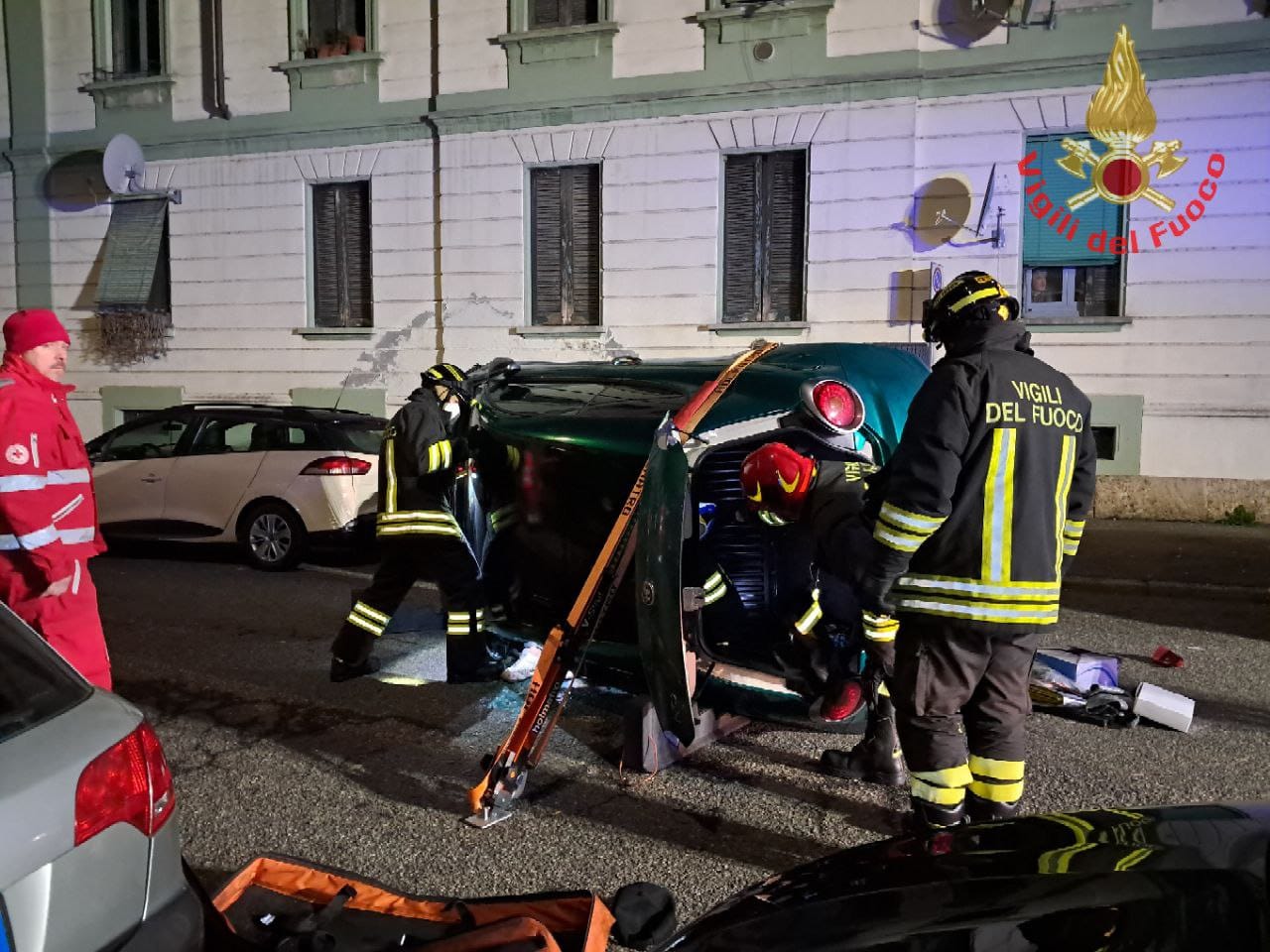 Urta le auto in sosta e si ribalta, soccorso un 25enne