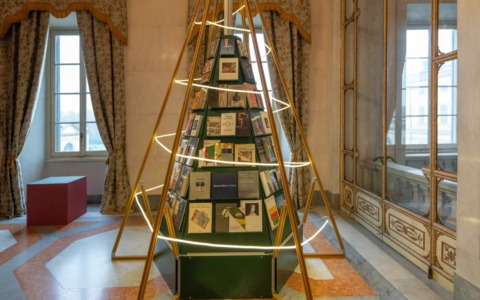 L’AlberoLibro 2025 si è acceso in Villa Reale