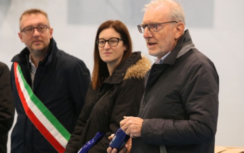 Gli studenti delle scuole medie ricevono le borracce “plastic-free”