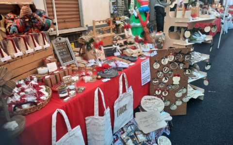 Mangiafuoco, baghèt e mercatini: a Cazzano Sant’Andrea si accende il Natale