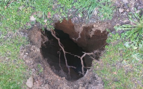 Si rompe un tubo dell’acqua e un uomo viene inghiottito in una voragine nel terreno: miracolato